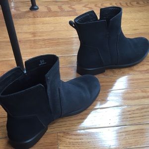 ECCO ANKLE BOOTS! Just posted side view!